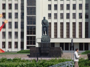 Lenin en la Plaza de la Independencia de Minsk. 